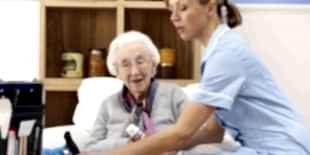 За слепыми людьми