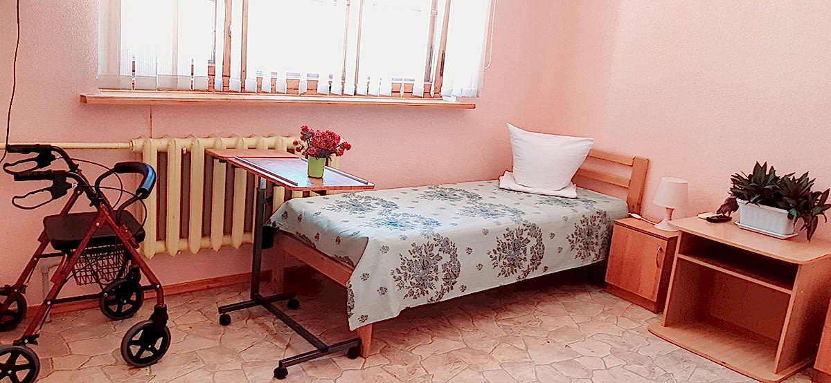 кровать возле окна