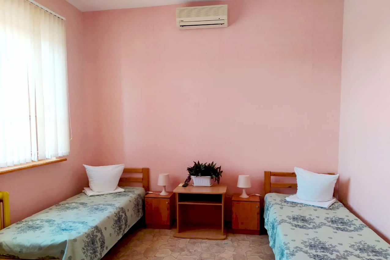 кровати и тумбочка