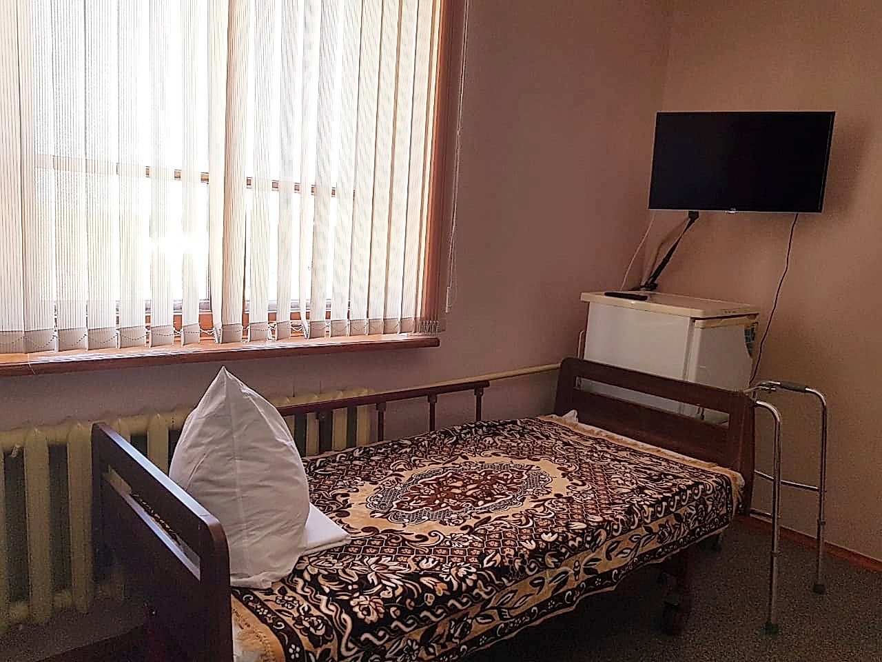 кровать и телевизор