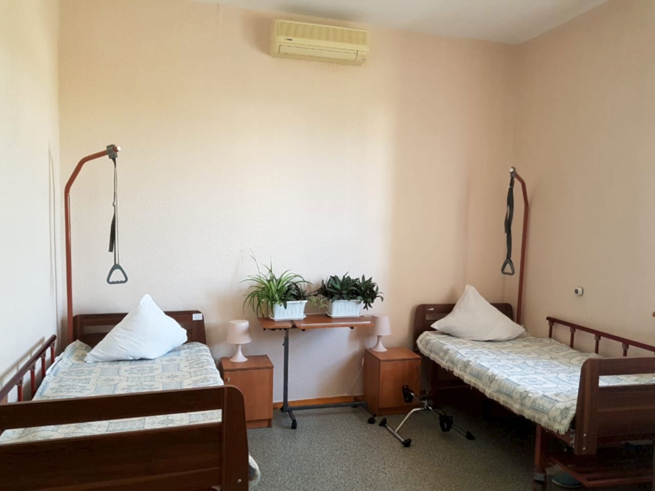 кровати в комнате