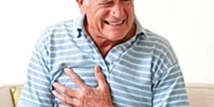 человек держится за сердце