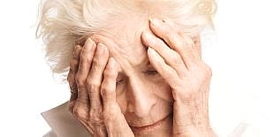 закрывает лицо